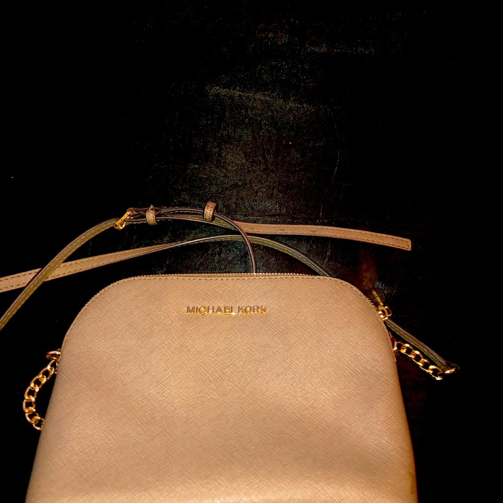 In great condition! Only used a couple of times. Neutral staple must have!!!